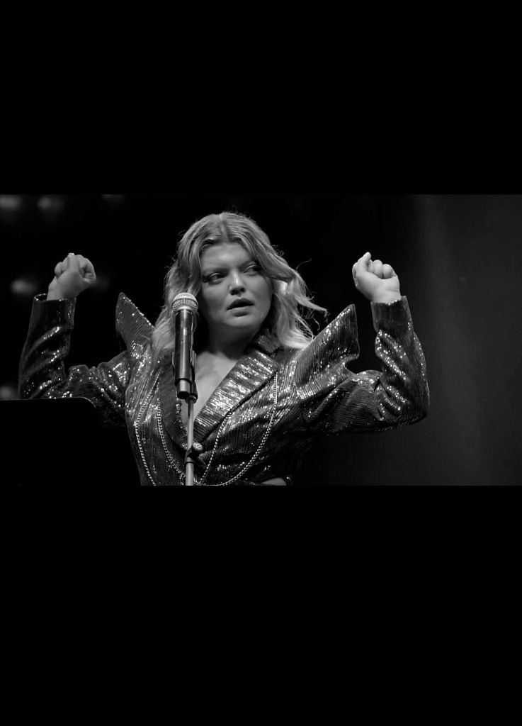 Buse Türker Sahne Performansı